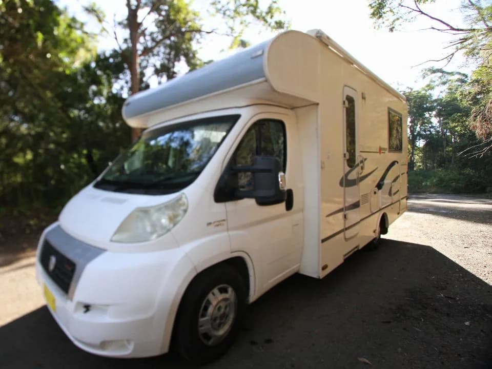 2011 Suncamper Sydney motorhome — front three-quarter exterior view on Fiat Ducato chassis