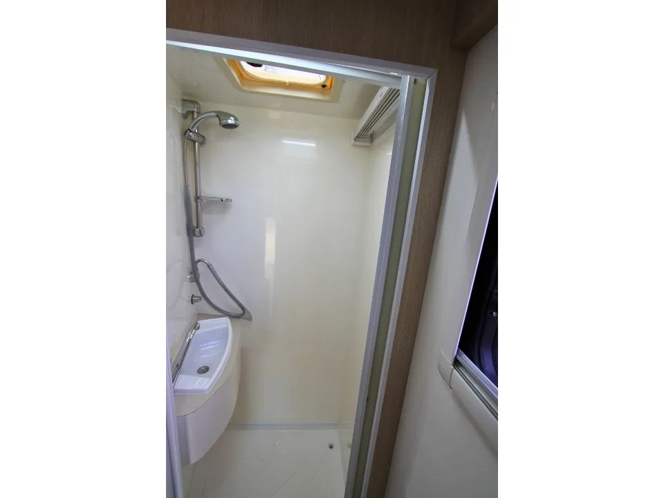 2015 Suncamper Sherwood 4x4 Twin motorhome — interior shower cubicle