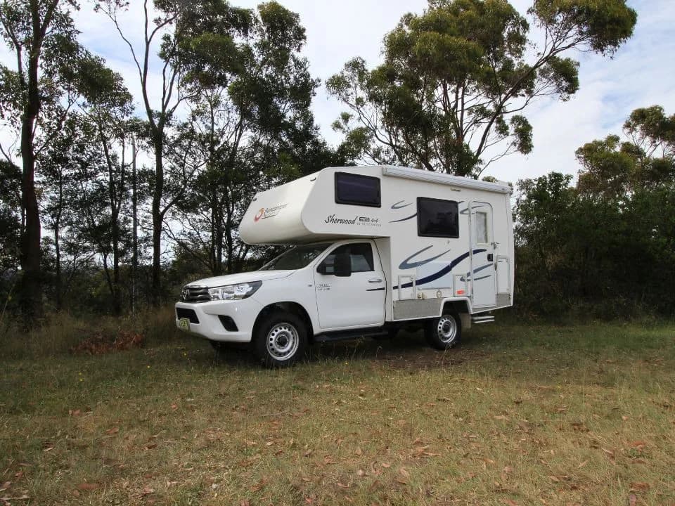 2015 Suncamper Sherwood 4x4 Twin motorhome — front three-quarter exterior view