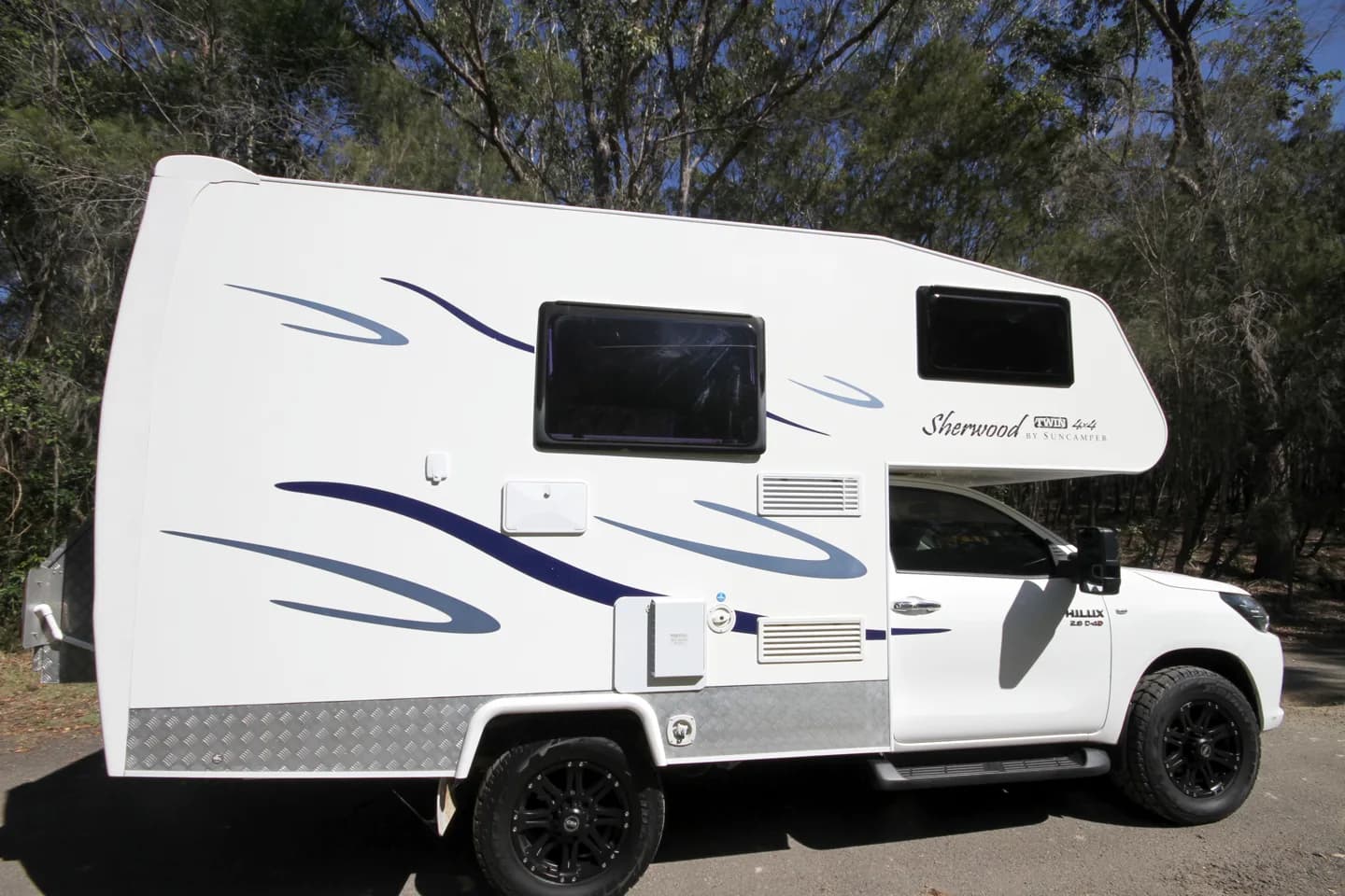 2015 Suncamper Sherwood 4x4 Twin motorhome — rear side profile exterior