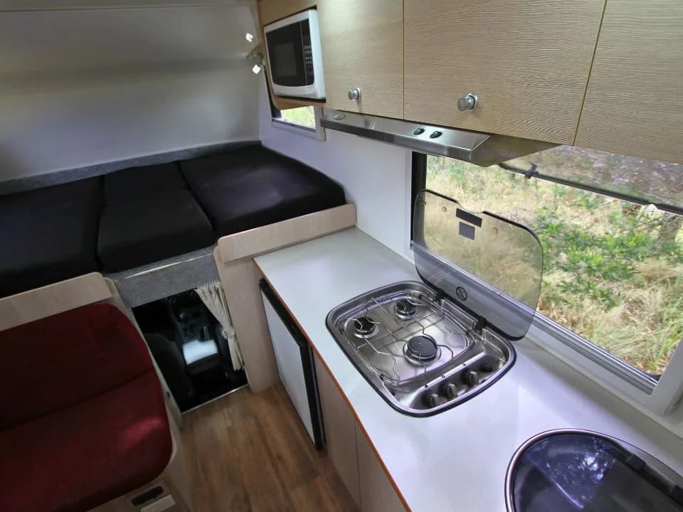 2015 Suncamper Sherwood 4x4 Twin motorhome — interior kitchen cooktop close-up